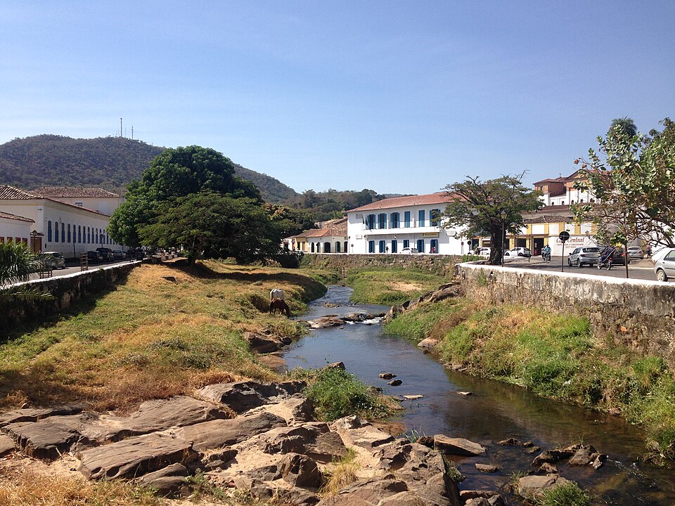 Rio Vermelho e casario histórico no centro da Cidade de Goiás.