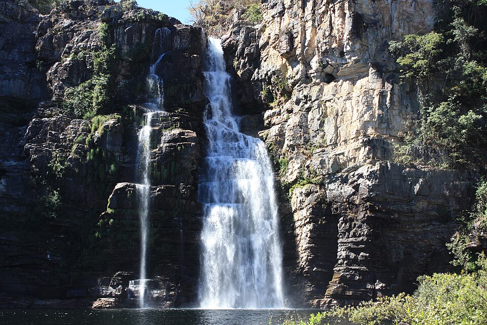 Cachoeira dos Saltos entre paredões rochosos na Chapada dos Veadeiros.