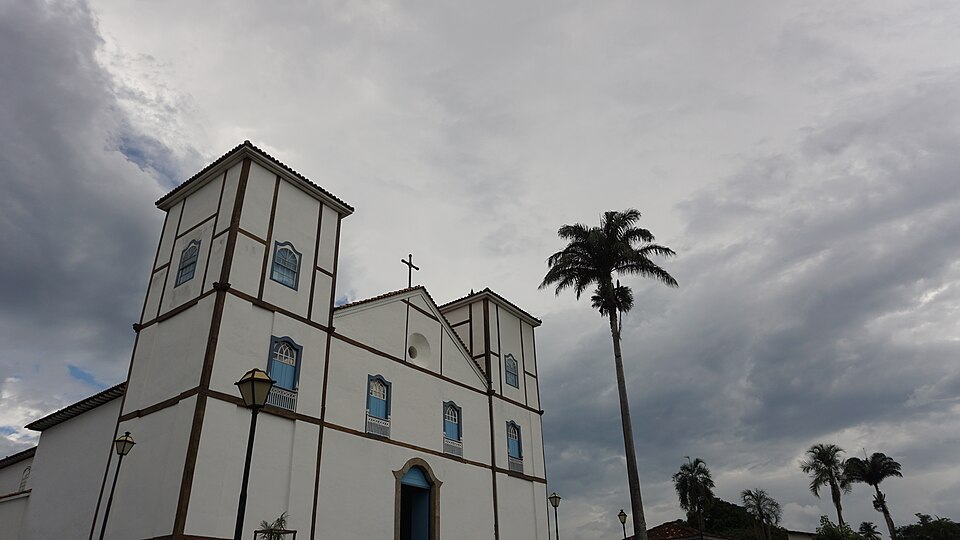 Igreja Matriz de Nossa Senhora do Rosário, em Pirenópolis, sob céu nublado.